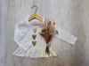 REMERA CON VOLADITOS CORAZONES NATURAL - comprar online