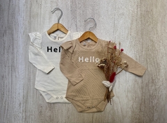 BODY HELLO CON VOLADITOS BEIGE en internet