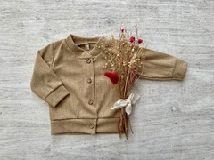 SAQUITO CON BOTONES DE PUNTO BEIGE