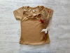 REMERA CUELLO VOLADITOS MARRON