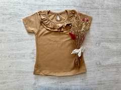 REMERA CUELLO VOLADITOS MARRON