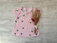 REMERA ROSA FLORES BLANCAS