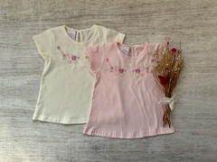 REMERA BORDADA FLORES ROSA - comprar online
