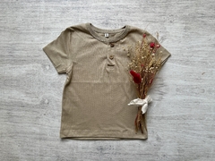 REMERA CON BOTONES BEIGE