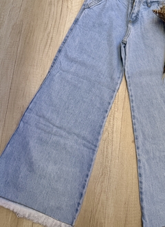 JEAN WIDE LEG CELESTE CON FLECOS en internet