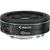 Lente Canon EF 40mm f/2.8 STM Pancake em detalhe, destacando seu design compacto e botões de foco.