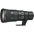 Lente Nikon AF-S 500mm f/5.6E PF ED VR em ângulo lateral, destacando seu design e controle.