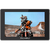 Monitor de câmera FeelWorld SH7 de 7 polegadas com imagem de motociclista em ação.