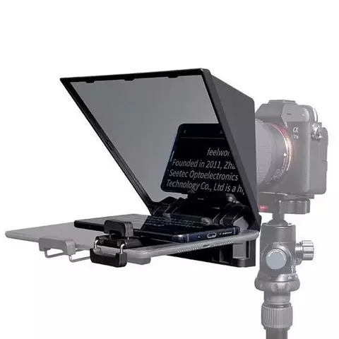 Teleprompter acoplado em câmera fotográfica profissional com smartphone exibindo texto refletido na tela de vidro