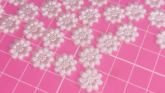 Aplique Flores Branca Costura 50 unidades - 13mm - Modelo 1 - comprar online