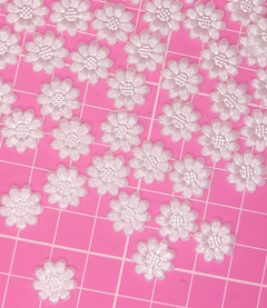 Aplique Flores Branca Costura 50 unidades - 13mm - Modelo 1