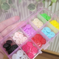 Kit 100 botões redondos 12,5mm com 10 cores + organizador rosa