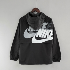 JAQUETA COM CAPUZ NIKE PRETA- 22/23 na internet