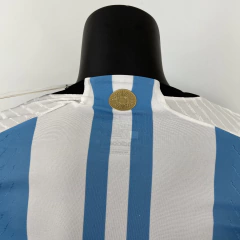 CAMISA DA ARGENTINA VERSÃO JOGADOR - HOME - IMAGEM MESSI 22/23