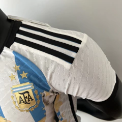 CAMISA DA ARGENTINA VERSÃO JOGADOR - HOME - IMAGEM MESSI 22/23 - loja online