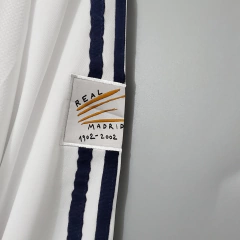Imagem do CAMISA RETRÔ DO REAL MADRID 2002 - MANGA LONGA