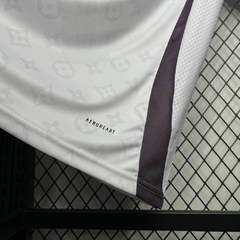 CAMISA DO REAL MADRID - ESPECIAL LOUIS VUITTON 24/25 - loja online