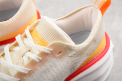 NIKE ZOOMX INVINCIBLE RUN FLYKNIT 3 - UNISSEX - AMARELO/BEJE - comprar online