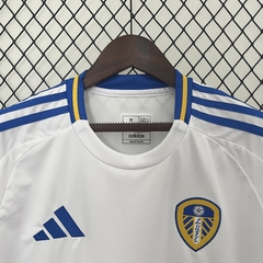 CAMISA DO LEEDS UNITED - HOME 24/25 - NETSHIRTS