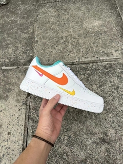 NIKE AIR FORCE 1 - BRANCO/COLORIDO - UNISSEX - loja online