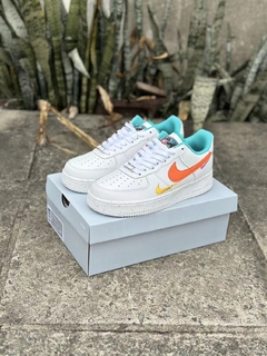 Imagem do NIKE AIR FORCE 1 - BRANCO/COLORIDO - UNISSEX