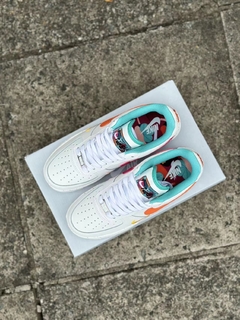 NIKE AIR FORCE 1 - BRANCO/COLORIDO - UNISSEX - NETSHIRTS