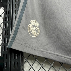 SHORT DO REAL MADRID TORCEDOR - THIRD 24/25 na internet