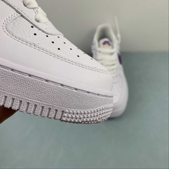 NIKE AIR FORCE 1 - BRANCO/ROXO - UNISSEX