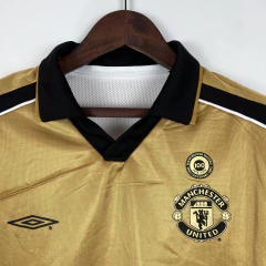 Imagem do CAMISA RETRÔ DO MANCHESTER UNITED - 2 EM 1 - ANIVERSÁRIO 100 ANOS 2001/02