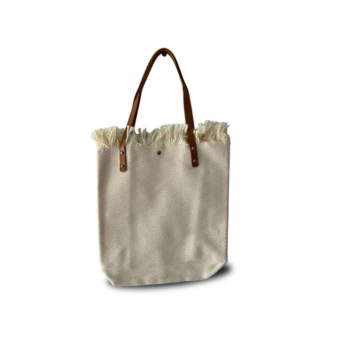 Bolso playero color crudo con manijas de cuero sintético y cierre con botón metálico.