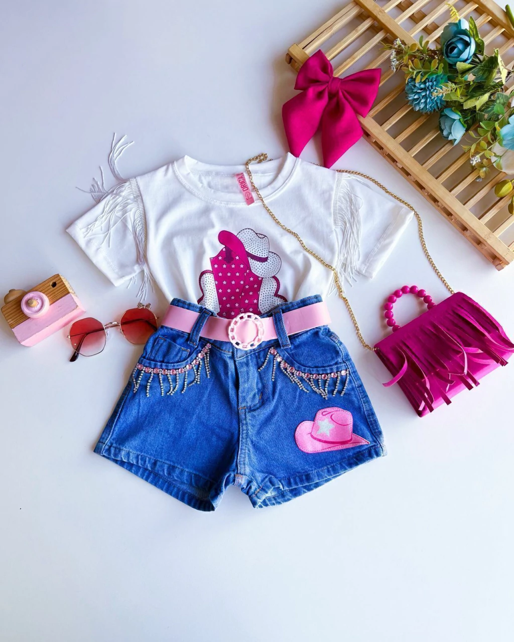SHORT JEANS INFANTIL COM CINTO BOIADEIRA 4 A 10 ANOS