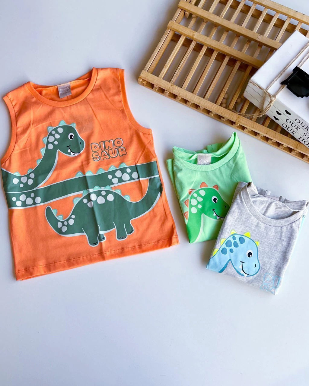 BLUSA REGATA INFANTIL KIKO E KIKA MASCULINA DINOSSAURO 1-3 ANOS