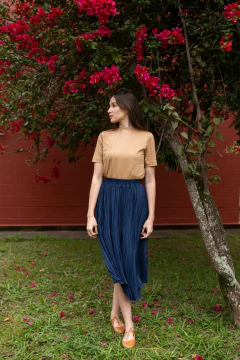 Camiseta Básica cor mocha, Feminina, 100% algodão premium com gola alta e plaquinha exclusiva na internet