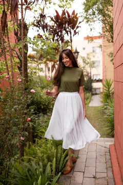 Saia Kate - Branca com leve brilho, midi e plissadinha - comprar online