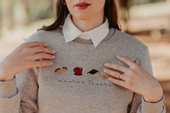Imagem do Moletom Winter Treats - Feminino, peluciado, cinza mescla , bordado