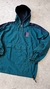 Anorak rompevientos de Umbro de la década de 1990, color verde con detalles en negro, con capucha y logotipo en el pecho.