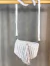 Bolsa geométrica branca. na internet