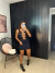 Vestido curto com decote vazado e corrente - preto