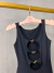 Vestido curto com decote vazado e corrente - preto