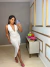 Vestido midi franzido com decote e fenda - branco