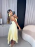 Vestido assimétrico com amarração no pescoço - amarelo na internet