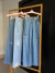 Calça jeans wide leg cargo - escura na internet