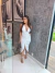 Vestido midi franzido com decote e fenda - branco - Amor de Peça - Looks Femininos Estilosos, Loja de Roupa Feminina Online