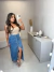 Saia jeans midi com fenda assimétrica - lavagem média