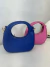 Bolsa colors baguete - azul e rosa aqui