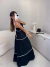 Vestido longo fluido com camadas e amarração no busto - preto na internet