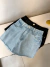 Short saia jeans barra desfiada - azul médio - buy online
