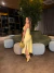Vestido midi cetim com fenda lateral - amarelo na internet