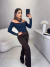Body com manga longa e alça cruzada com aviamento dourado - preto