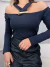 Body com manga longa e alça cruzada com aviamento dourado - preto - comprar online
